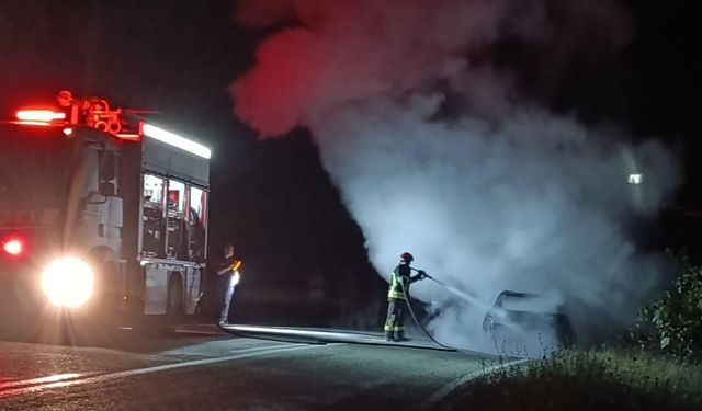Araklı'da sehir halindeki otomobil yandı