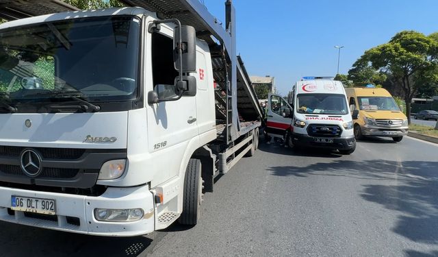 Avcılar’da motosiklet çekiciye çarptı: 2 yaralı