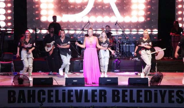 Demet Akalın, Bahçelievler'de Konser Yaptı