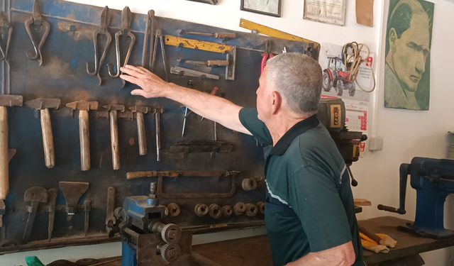 Depremde dükkanı yıkıldı, ata mesleğini prefabrik dükkanında sürdürüyor