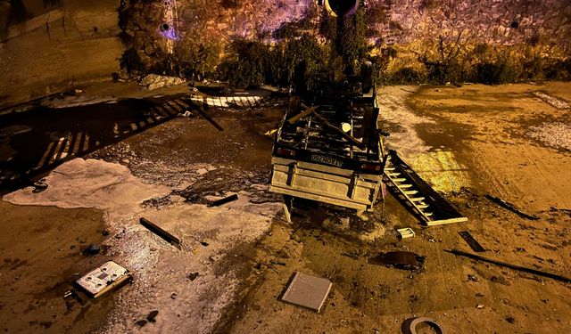 Dereye düşen kamyonet yandı