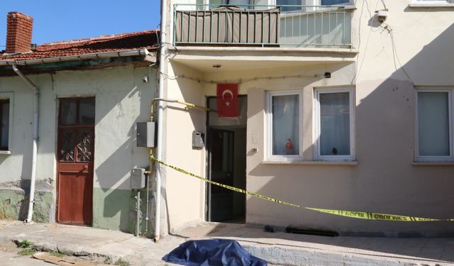 Eskişehir'de evinin önünde ölü bulundu