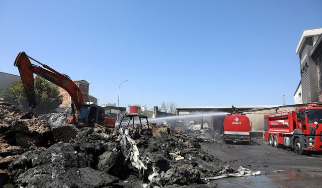Gaziantep'te Geri Dönüşüm Fabrikası Yandı