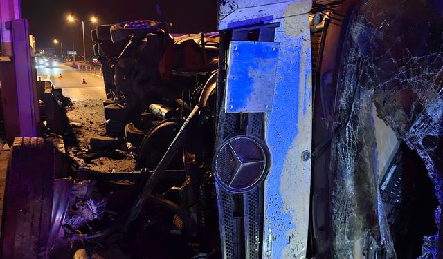Gişelere Çarpan Tankerin Sürücüsü Yaralandı