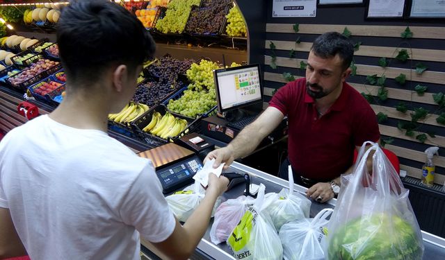 İş yerine 2 poşet dolusu çorap bırakıp gitti