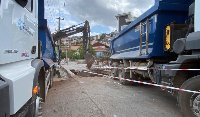 İzmit'te yol çöktü
