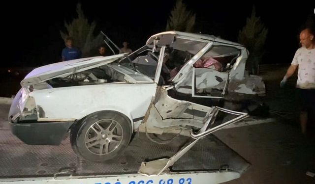 Kavşakta iki otomobil çarpıştı