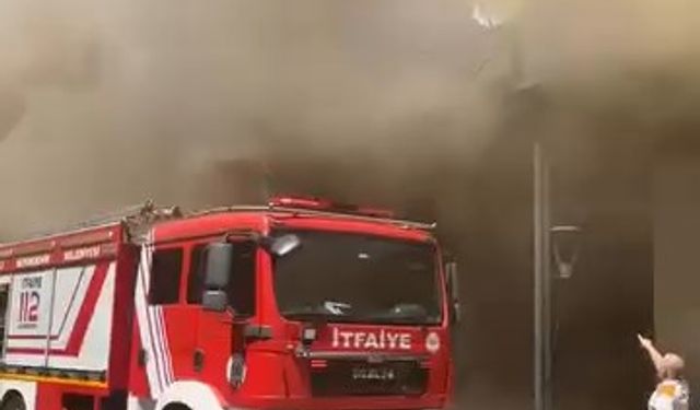 Kocaeli'de Yedek Parçacı Yandı