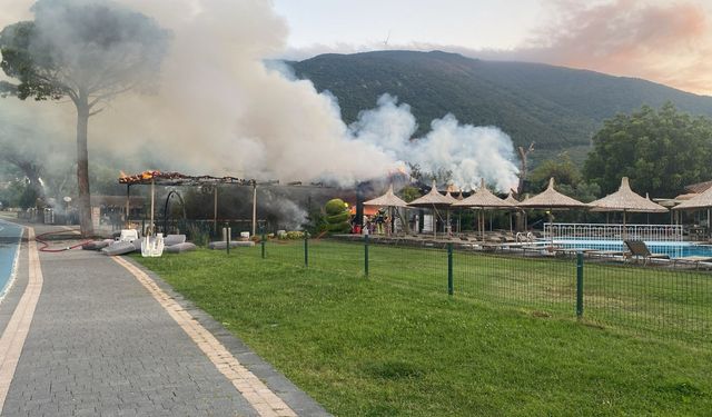 Otelin Bahçesinde Yangın!