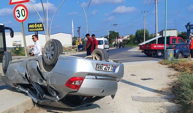 Otomobil elektrik direğine çarpıp takla attı