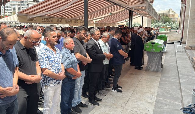 Otomobilin çarptığı motosikletteki çift hayatını kaybetti