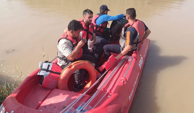 Siirt'te çaya giren 3 çocuk akıntıya kapıldı!