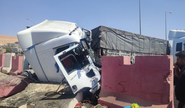 Şırnak’ta feci kaza: Kardeşlerin TIR’ı çarpıştı, 1 ölü 1 yaralı