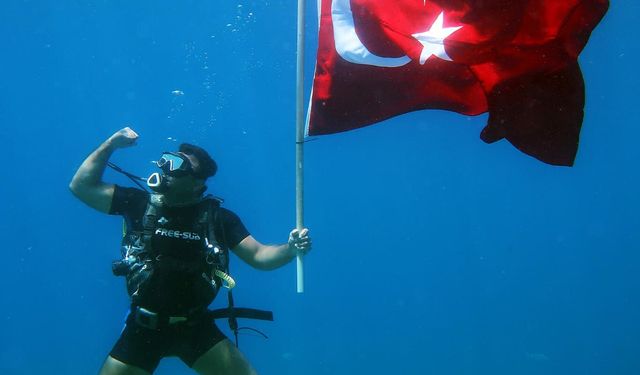 Su altında Türk bayrakları açıldı