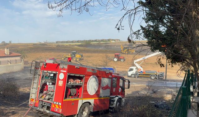 Tekirdağ'da Otluk Alanda Çıkan Yangın 5 Ev ve 1 Anaokuluna Sıçradı