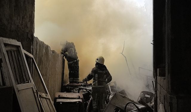 Yıkımına başlanan binada yangın