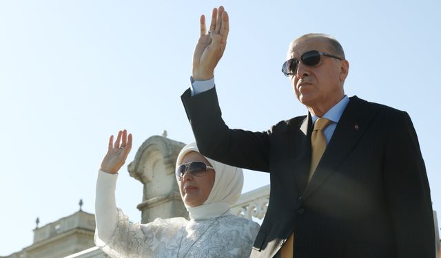 Cumhurbaşkanı Erdoğan gemileri Dolmabahçe'den selamladı