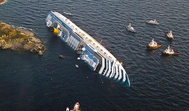İstanbul’da fırtına faciası: Gemiden 4 kişi kurtarıldı