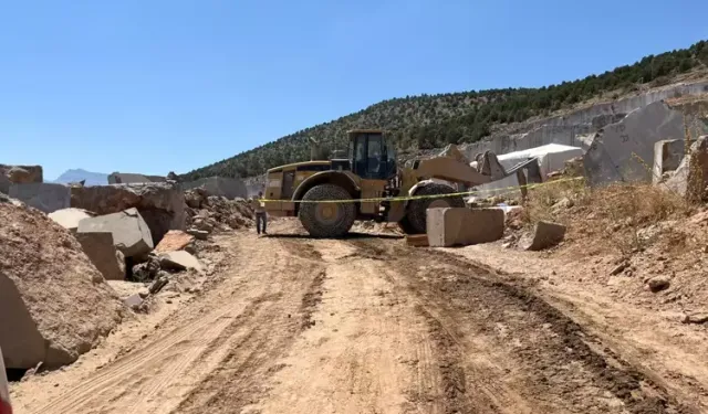 3 tonluk mermer bloğun altında kaldı