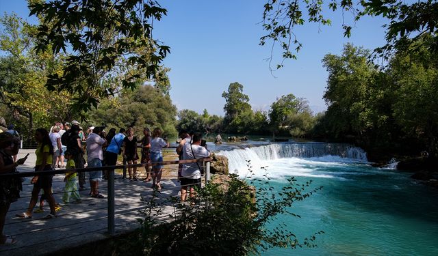 Manavgat Şelalesi doğal güzelliğiyle ön planda