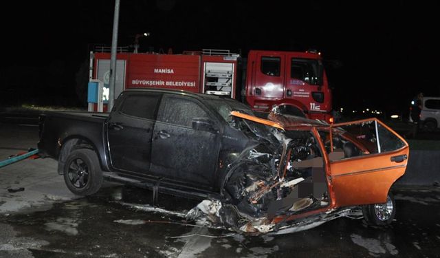 Manisa'da pikapla otomobilin çarpıştı: 5 kişi öldü 6 kişi yaralandı