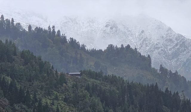 Rize'de yüksek kesimler beyaza büründü