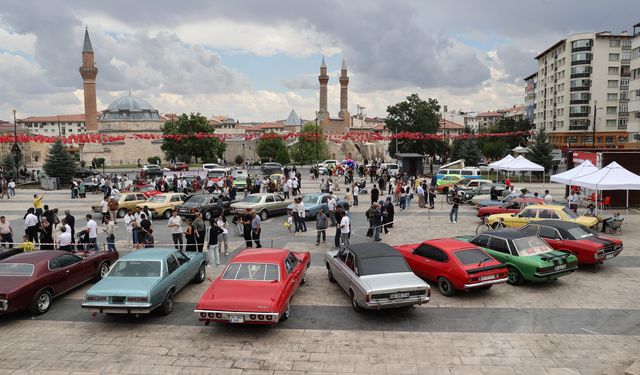 Sivas'ta klasik otomobiller ziyaretçileri ağırladı