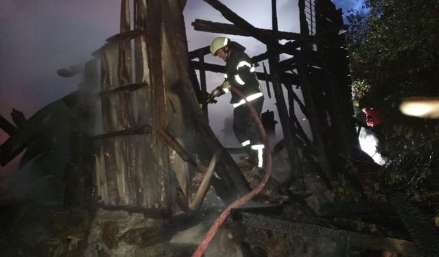 Ahşap ev çıkan yangında kullanılamaz hale geldi