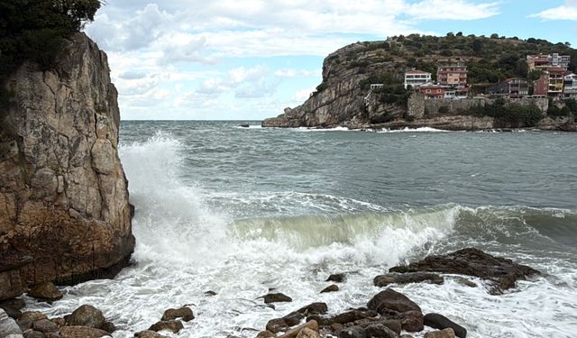 Amasra'da fırtına; dalga boyu 5 metreye ulaştı