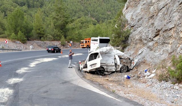 Antalya'da korkutan minibüs kazası