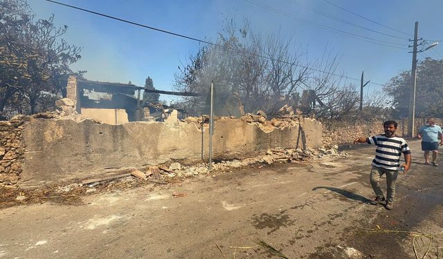 Antalya'da yangın paniği: Evlere sıçradı