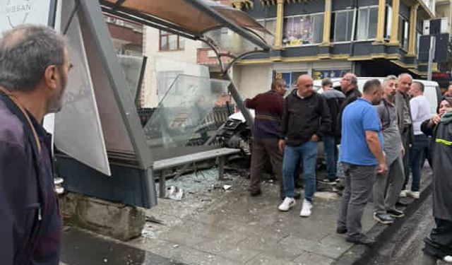 Araç, otobüs durağına çarptı