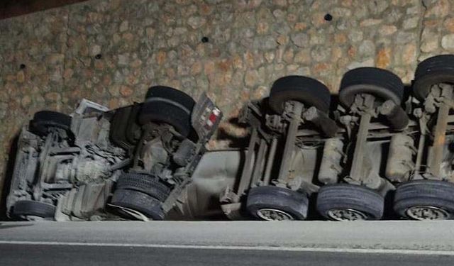 Asit yüklü tanker devrildi