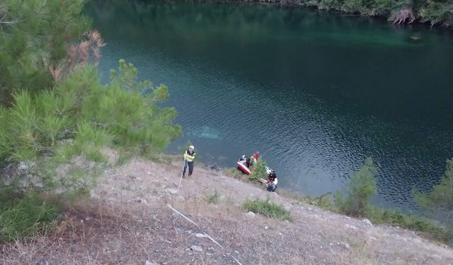Bafra'da otomobil Kızılırmak'a uçtu