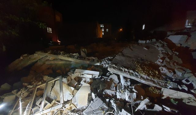 Batman'da metruk bina çöktü