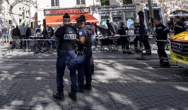 Bıçakla 5 kişiyi yaraladı