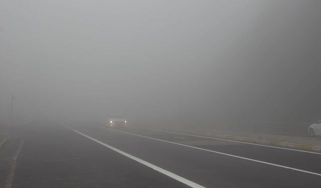 Bolu Dağı’nda yoğun sis görüş mesafesini düşürdü