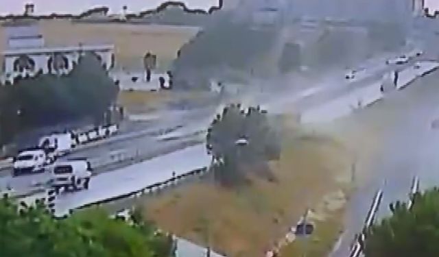 Büyükçekmece'de hafriyat kamyonu devrildi