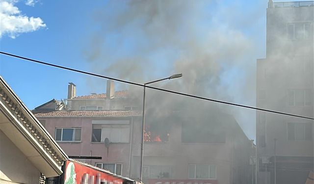 Çanakkale’de çıkan yangında bir daire kül oldu