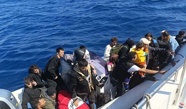 Düzensiz göçmenleri taşıyan bot battı