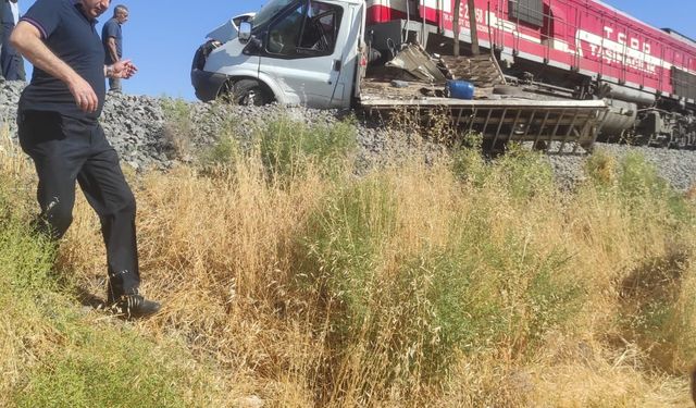 Elazığ'da Trenin çarptığı kamyonetin sürücüsü yaralandı