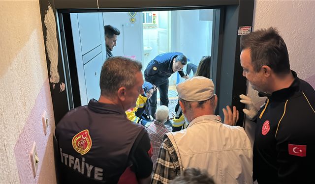 Evde mahsur kalan kişiyi balkondan girip kurtardılar