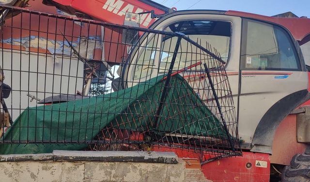 Freni boşalan iş makinesi binaya çarparak durdu