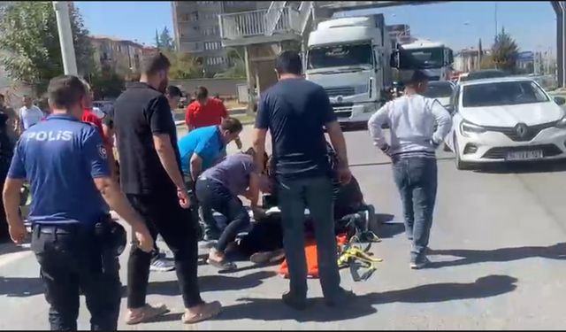 Hafif ticari araç anne ve 2 çocuğa çarptı, kaza anı kameraya yansıdı