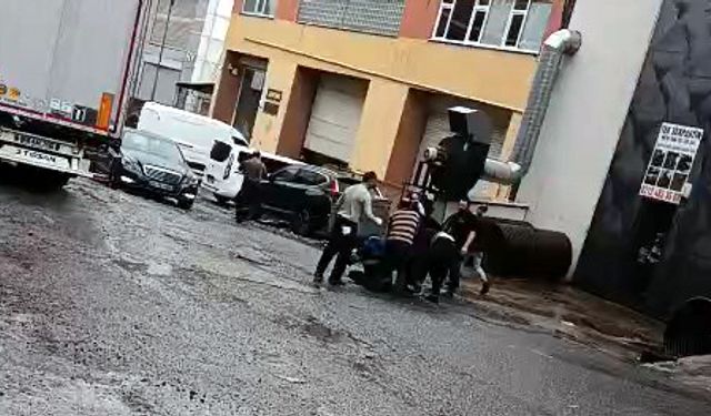 Hamalların tekmeli yumruklu kavgası kamerada