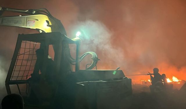 Hatay'da hurdalığı alevler sardı!