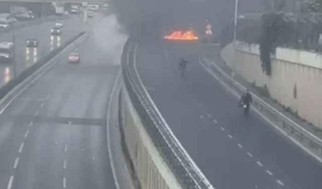 İstanbul Küçükçekmece'de Kamyonet Alev Alev Yandı