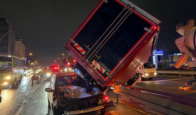 Kamyonet bariyerlere çıktı