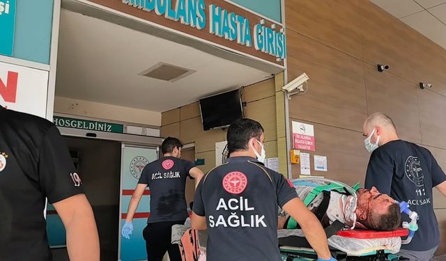 Kamyonet ve motosiklet kafa kafaya çarpıştı