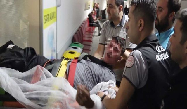 Kavgada birbirlerini bıçaklayarak yaraladılar